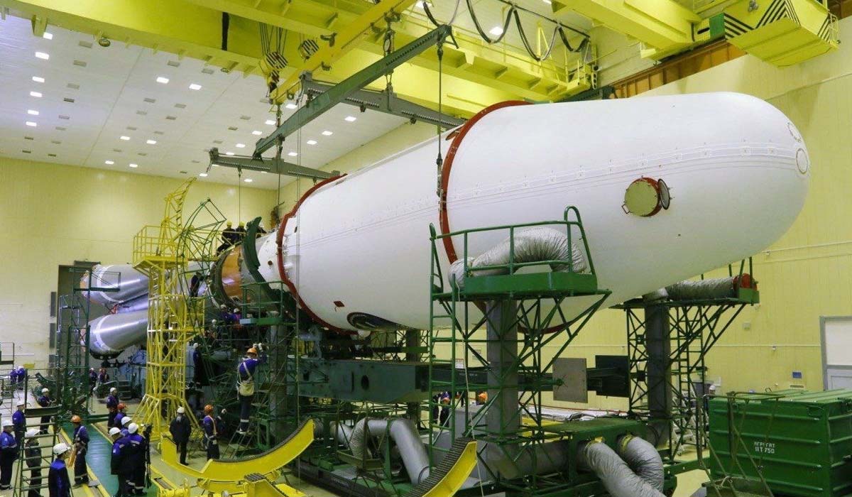 Ракета "Союз-2.1б" со спутником "Арктика-М" №2 установлена на стартовом столе Байконура