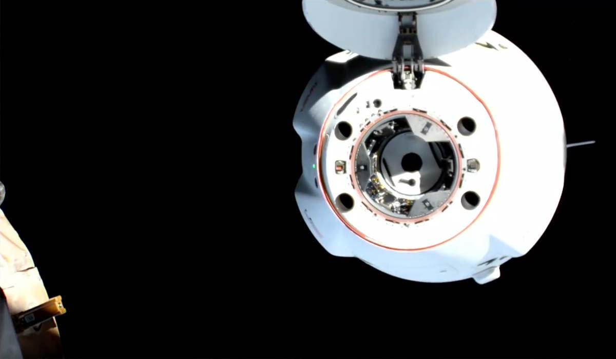 Dragon отстыковывается, научный груз возвращается на Землю