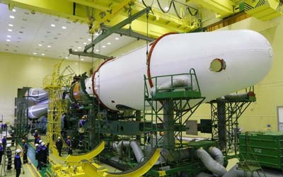 Ракета "Союз-2.1б" со спутником "Арктика-М" №2 установлена на стартовом столе Байконура