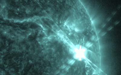 Самая большая солнечная вспышка за последние годы временно нарушает радиосигналы на Земле