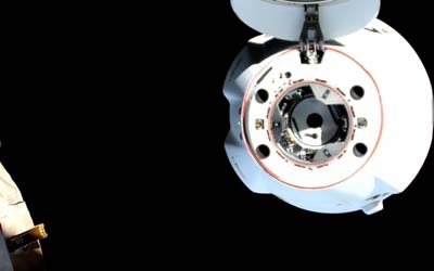 Dragon отстыковывается, научный груз возвращается на Землю