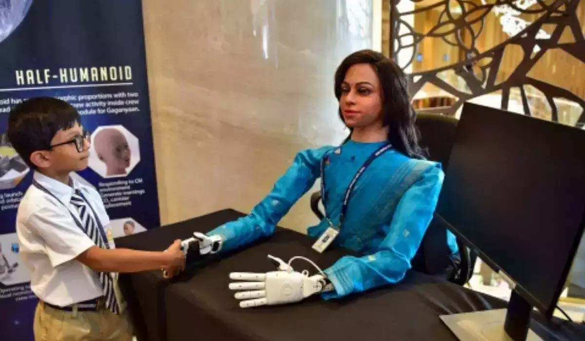 Индия перед пилотируемым полетом отправит в космос женщину-робота Vyommitra