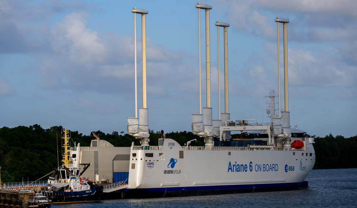 Основные компоненты для европейской ракеты Ariane 6 прибыли на гибридном транспортном корабле во Французскую Гвиану