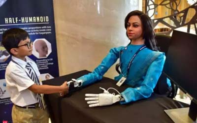 Индия перед пилотируемым полетом отправит в космос женщину-робота Vyommitra