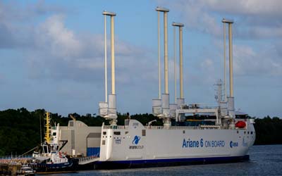 Основные компоненты для европейской ракеты Ariane 6 прибыли на гибридном транспортном корабле во Французскую Гвиану