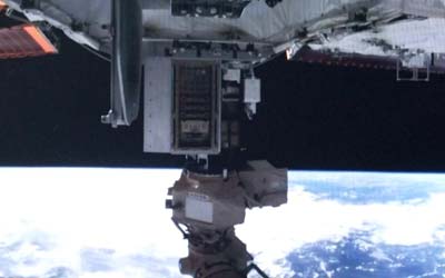 Китайская космическая станция извлекает более 400 образцов материалов после пребывания в космосе