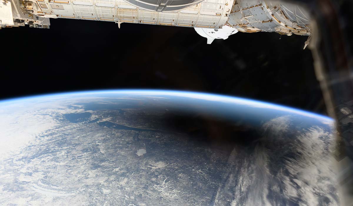 Солнечное затмение 2024 (фото из космоса)