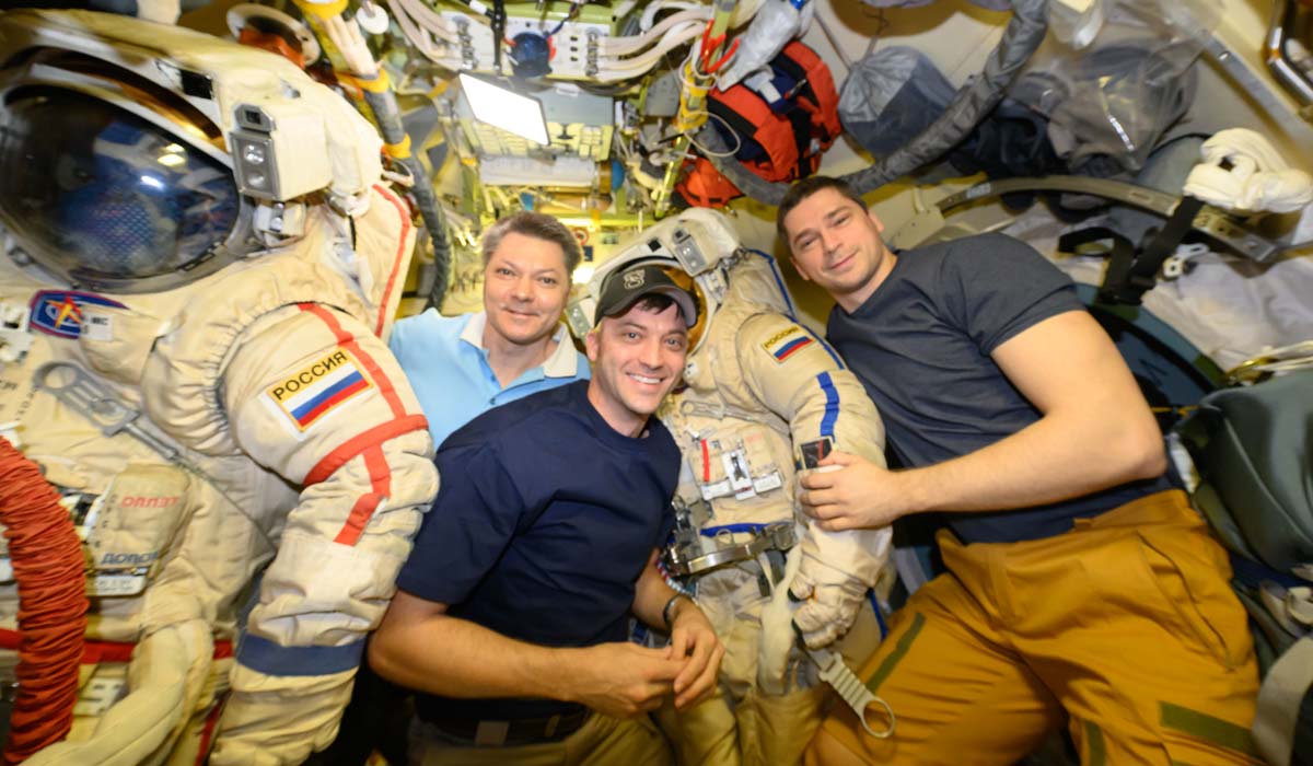 МКС: упаковка Dragon научными экспериментами, подготовка к выходу в открытый космос