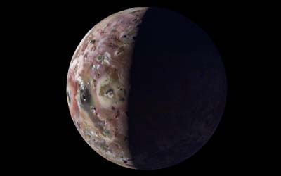 Космический аппарат NASA Juno позволяет увидеть с высоты горы и озера из лавы на Ио