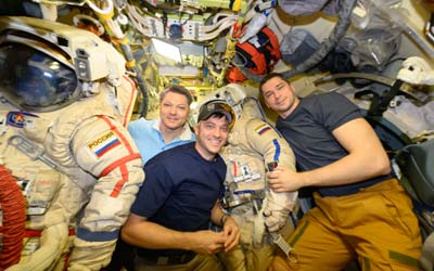 МКС: упаковка Dragon научными экспериментами, подготовка к выходу в открытый космос