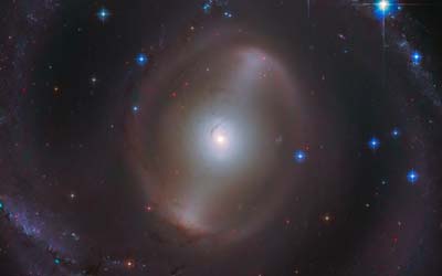 Hubble обнаружил замечательную галактику с полосатой структурой