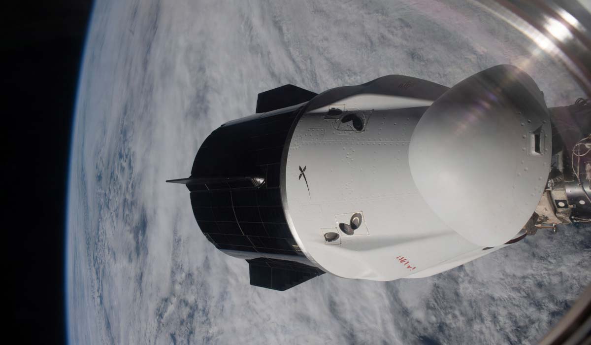 Перестыковка космического корабля Dragon в преддверии прибытия Starliner (трансляция)