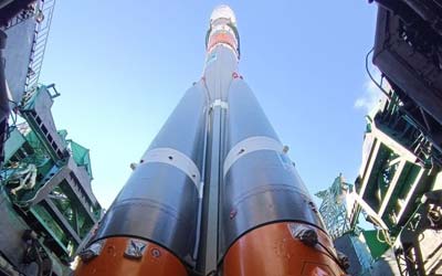 Ракета-носитель с космическим грузовиком «Прогресс МС-27» установлена на стартовый стол Байконура