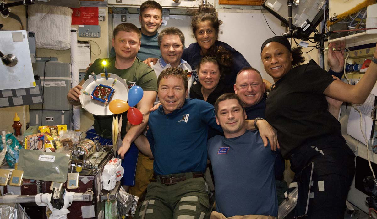 На МКС приготовили торт на юбилей командира экипажа Олега Кононенко