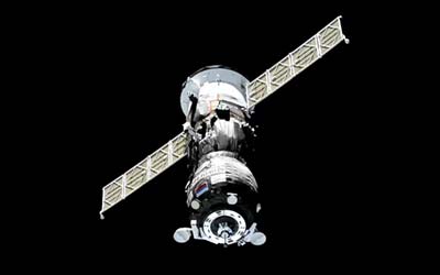 Космонавты на МКС разгружают грузовик «Прогресс МС-27»