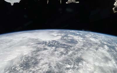 Экипажи МКС и Starliner занимаются научными исследованиями в преддверии выхода в открытый космос