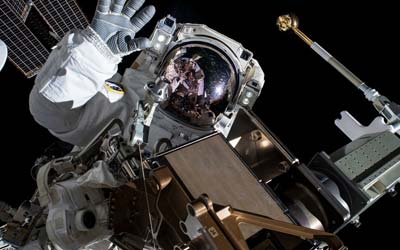 Трансляция выхода в открытый космос астронавтов NASA Трейси Дайсон и Майка Барратта