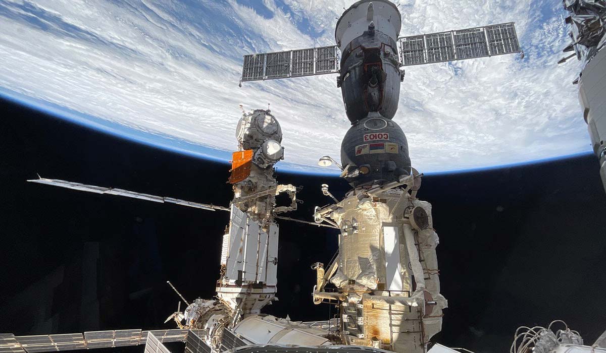 Российские космонавты на МКС выполнили тренировку по срочному покиданию станции в случае аварии