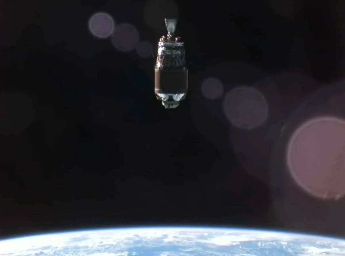 Космический аппарат Astroscale продолжает проверку разгонного блока