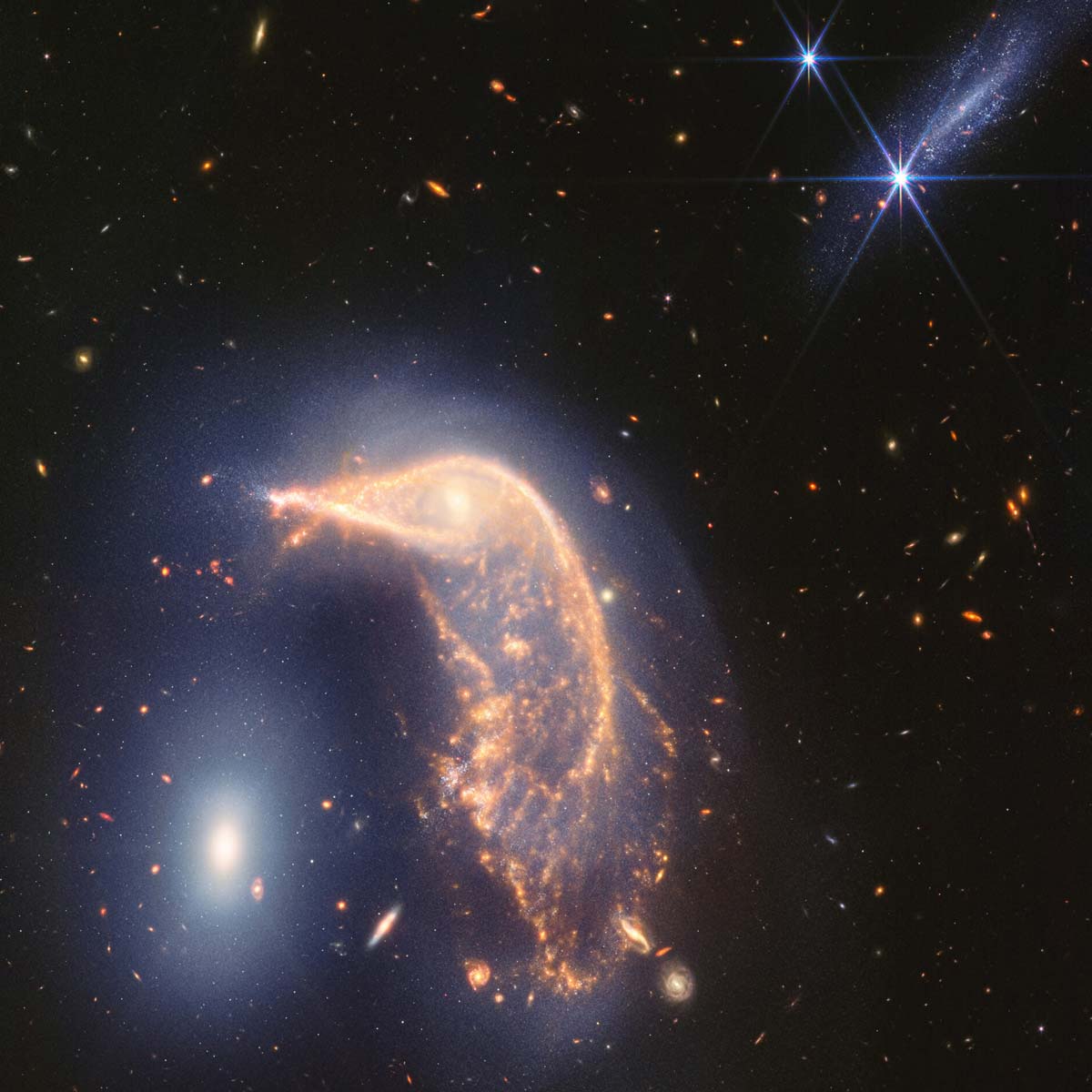 Яркий портрет от Уэбба взаимодействующих галактик Пингвина и Яйца