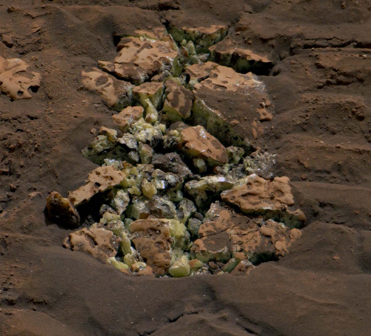 Марсоход NASA Curiosity обнаружил чистую серу в марсианских породах