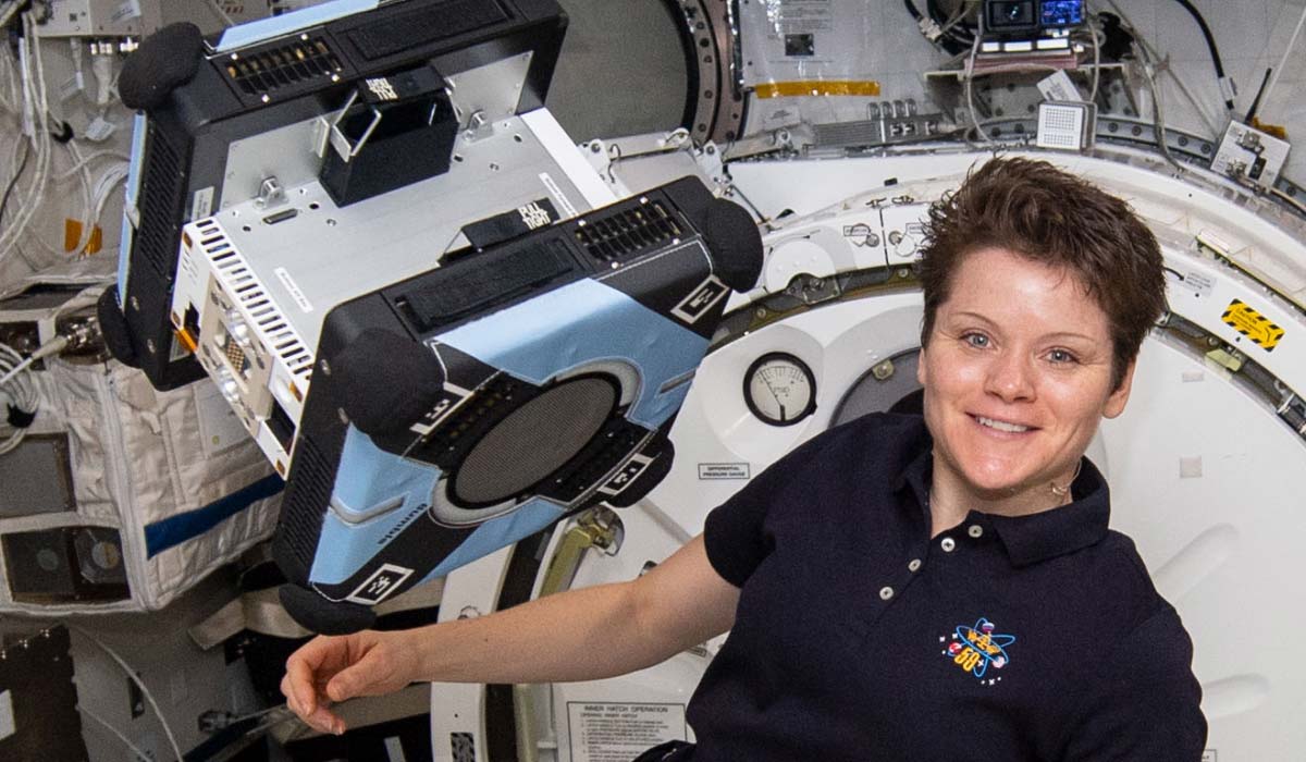 Астронавт NASA Энн Макклейн распаковала первого робота Astrobee