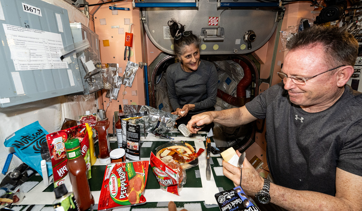 Уильямс возглавляет станцию, продолжая операции по замене экипажа