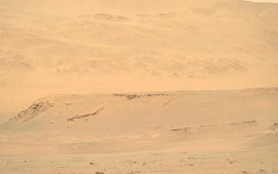 Марсоход Perseverance продолжает своё путешествие, поднимаясь на высоту более 300 метров на краю кратера Езеро, куда он прибыл в рамках своей миссии на Марсе. Цель текущего этапа – достичь региона под названием Dox Castle, который привлекает внимание учёных своими обнажёнными породами. Этот участок может содержать древнейшие образцы марсианской коры, что позволит глубже понять геологическую историю планеты.  Кратеры, такие как Езеро, играют ключевую роль в изучении Марса, поскольку удары метеоритов, сформировавшие их, обнажили глубокие слои древней коры. Такие кратеры выполняют функцию "окна" в прошлое планеты, раскрывая материалы, которые не были бы доступны на поверхности. Благодаря этим ударам формируются уникальные условия, при которых жидкость могла циркулировать по трещинам, наподобие гидротермальных источников на Земле. Этот процесс может свидетельствовать о возможной обитаемости Марса в прошлом, сохраняя следы древних микробных экосистем в породах.  Одной из важнейших задач команды Perseverance стало детальное картографирование края кратера. С помощью орбитального прибора High-Resolution Imaging Science Experiment (HiRISE), установленного на орбитальном аппарате Mars Reconnaissance Orbiter, были получены высококачественные снимки, которые помогли учёным создать геологическую карту района. Область края кратера была разделена на 36 квадрантов, где каждый участок анализировался по цвету, текстуре и форме пород. Эти данные позволяют команде точно планировать маршруты марсохода и выбирать наилучшие точки для сбора образцов.  На Земле геологи используют аналогичные методы для создания карт, но здесь учёные могут проверить свои данные с помощью роботизированного геолога – самого марсохода Perseverance. Впереди ожидается первый этап исследования обода кратера в районе Dox Castle, который станет отправной точкой для изучения стратиграфии (последовательных слоёв пород) и формирования обода кратера Езеро.  {loadmoduleid 142}  Perseverance уже продемонстрировал множество технологических и научных достижений. Например, в его арсенале находится уникальный инструмент — вертолёт Ingenuity, который впервые в истории осуществил полёт в атмосфере другой планеты. Ingenuity не только помогает исследовать труднодоступные области, но и предоставляет важные данные для планирования дальнейших маршрутов марсохода. Кроме того, Perseverance занимается сбором образцов марсианского грунта, которые в будущем планируется вернуть на Землю для подробного анализа в лабораториях. Этот этап станет важной вехой в изучении Марса и его потенциала для жизни.  Благодаря этим исследованиям учёные смогут лучше понять историю Марса, условия его древней обитаемости и потенциальные возможности для будущей колонизации.