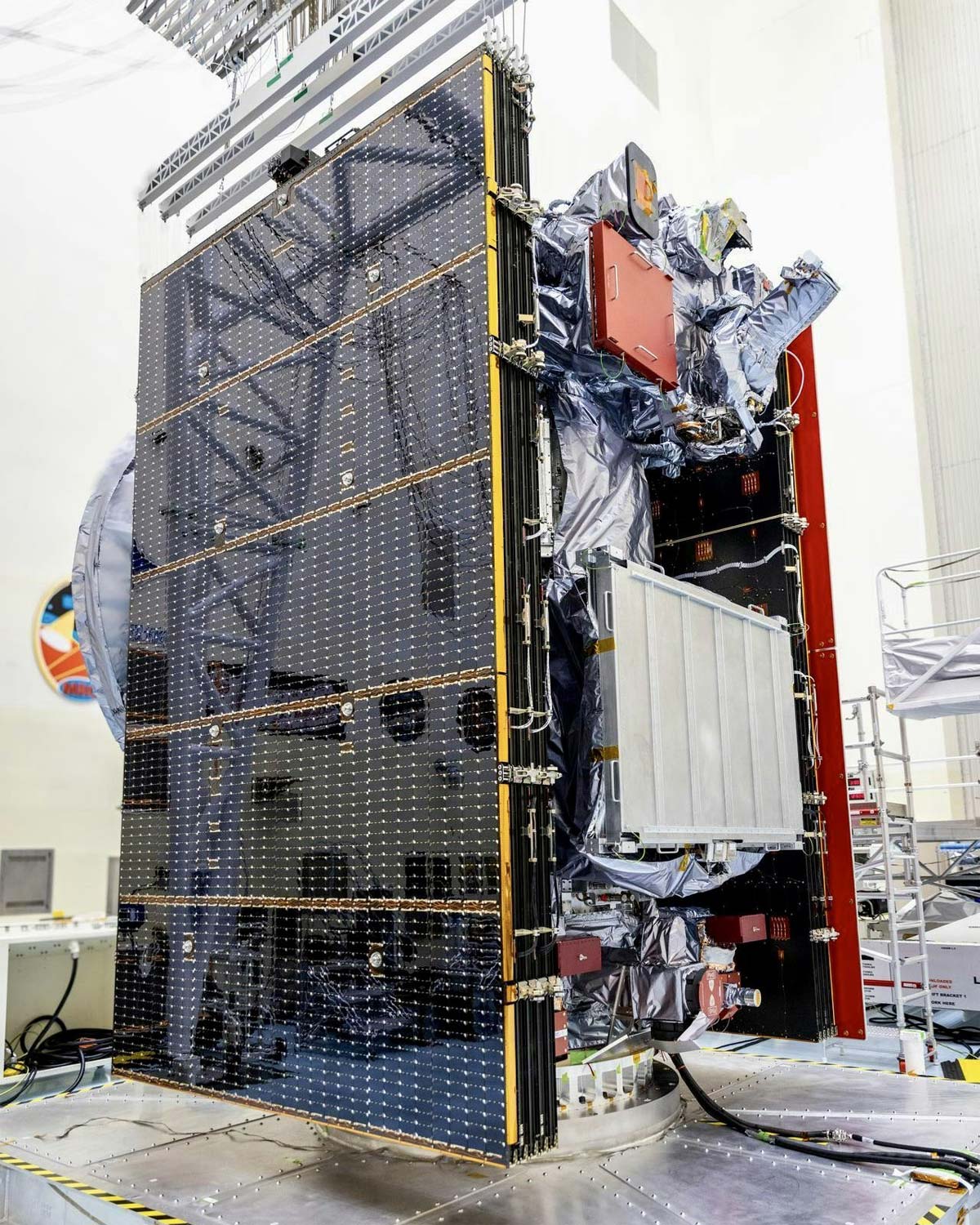 Космический аппарат NASA Europa Clipper в собранном состоянии