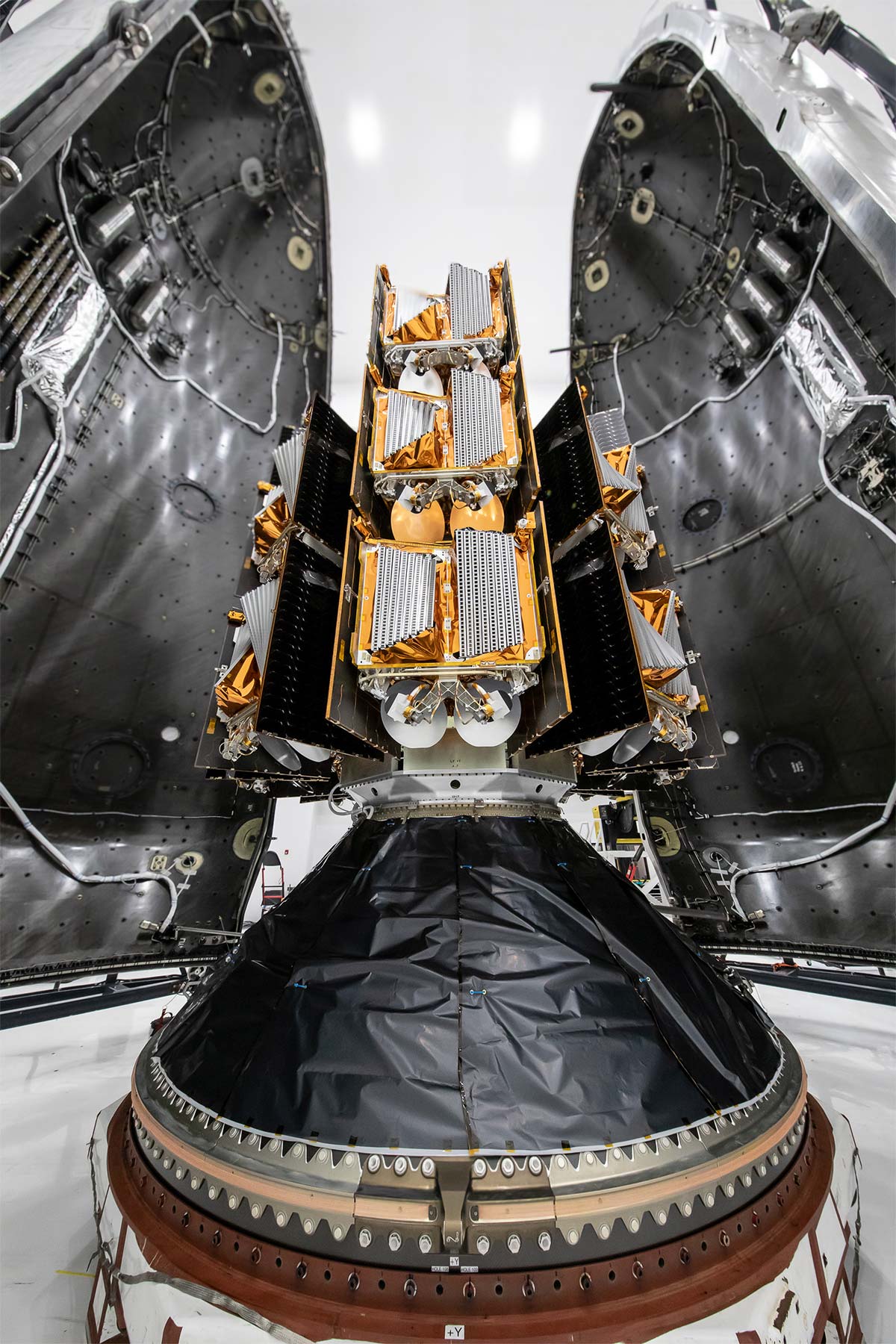 Спутники one web в блоке полезной нагрузки ракеты Falcon 9