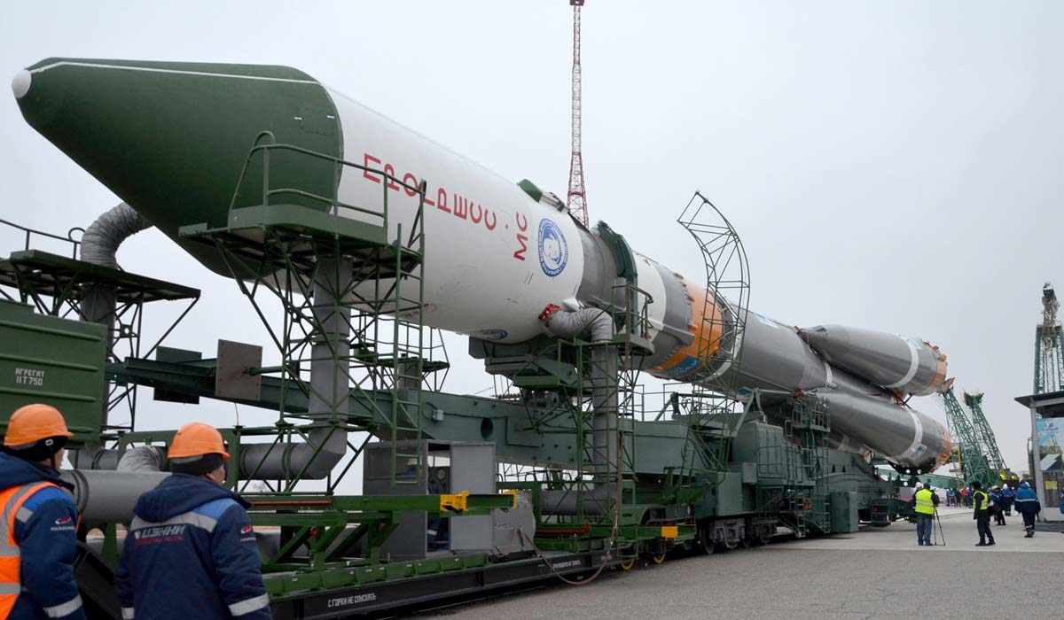 На Байконуре установили ракету с грузовым кораблем «Прогресс МС-29»