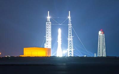 Blue Origin поднимает свою ракету New Glenn на стартовую позицию перед финальными испытаниями