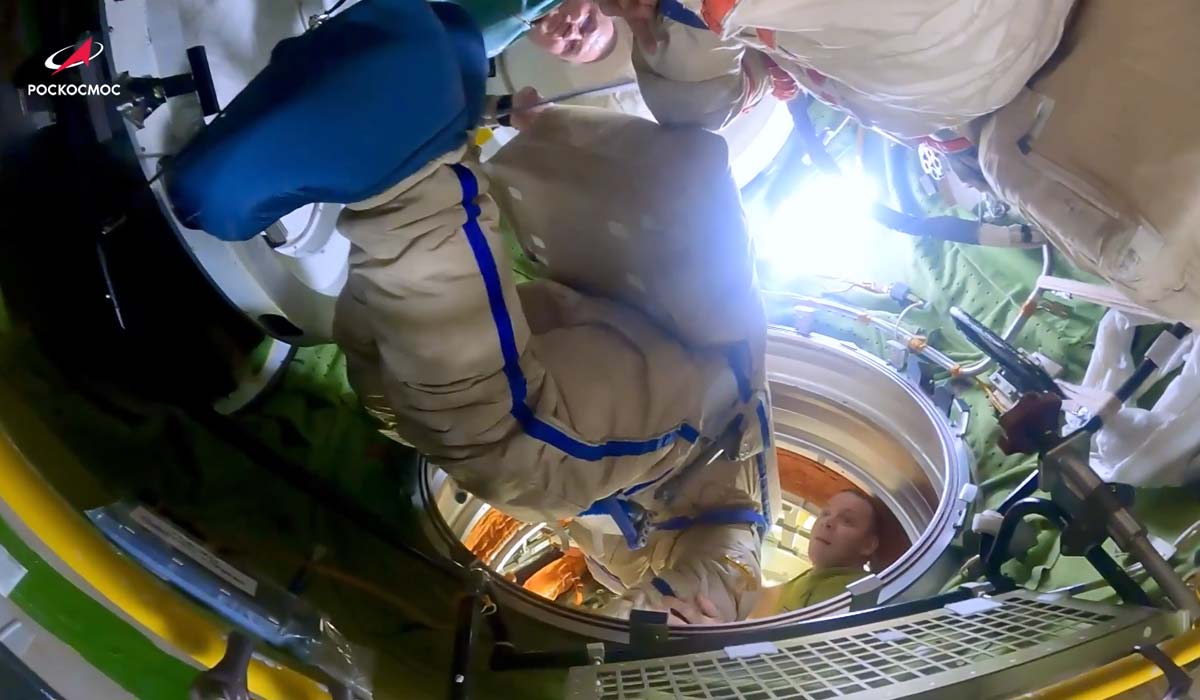 Российские космонавты на МКС готовятся к выходу в открытый космос