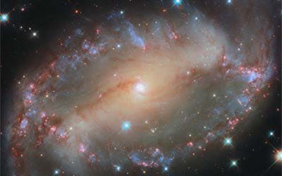 Хаббл наблюдает за спиральной галактикой NGC 2566