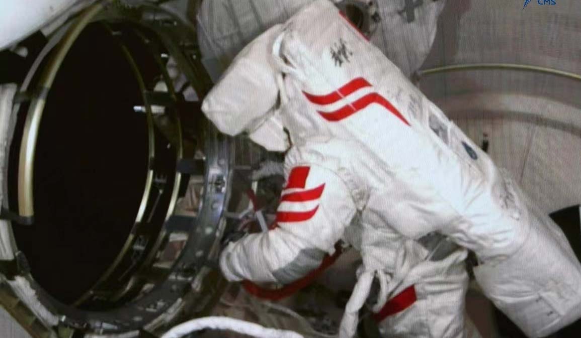 Экипаж «Шэньчжоу-19» завершил второй выход в открытый космос