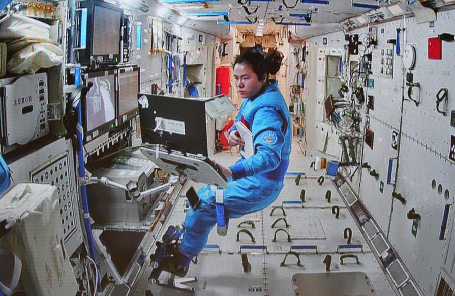 Ван Хаоцзе оставалась внутри станции