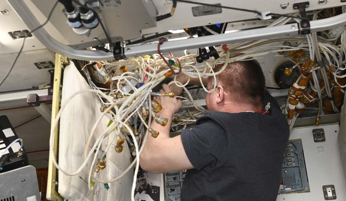 Космонавты на МКС завершили установку новой системы связи ЕКТС