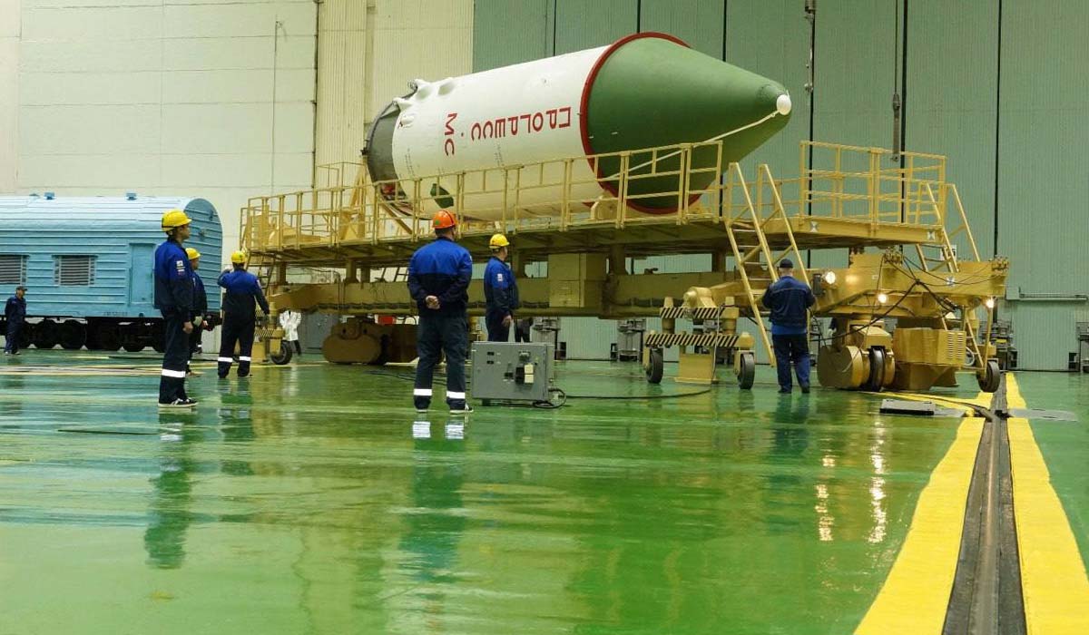 Отправка грузовика Прогресс на общую сборку с ракетой.