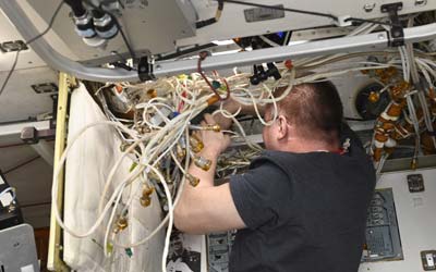 Космонавты на МКС завершили установку новой системы связи ЕКТС