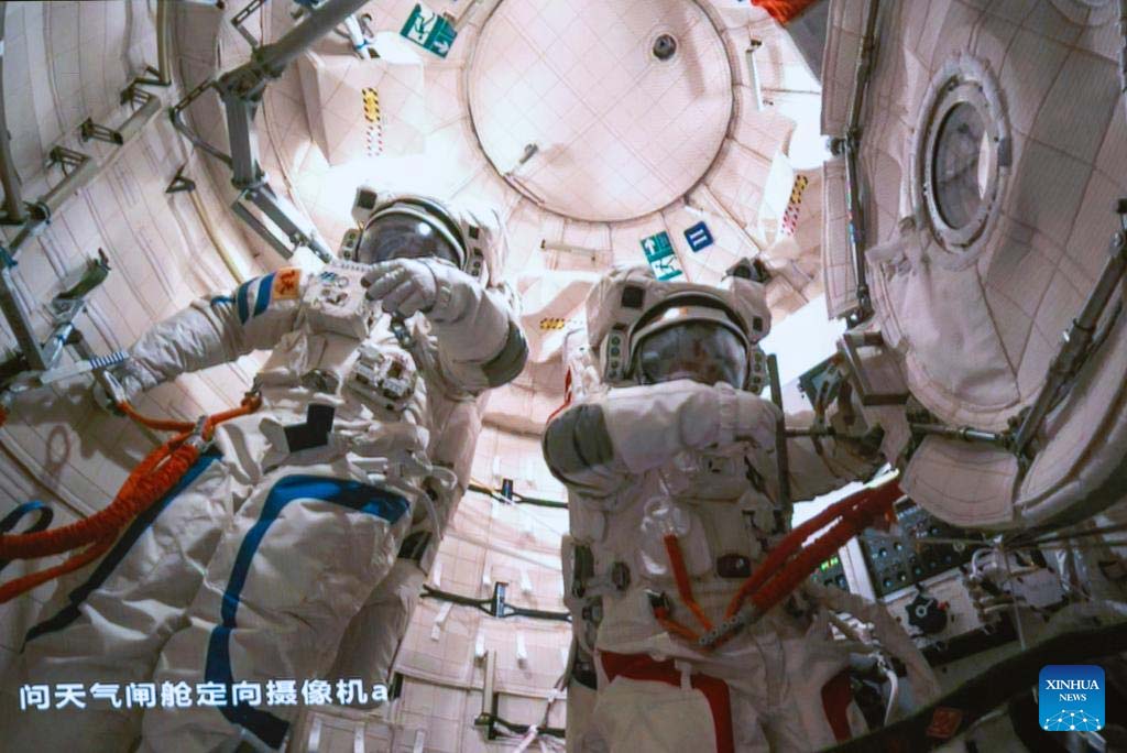Экипаж "Шэньчжоу-19" готовится выйти в открытый космос