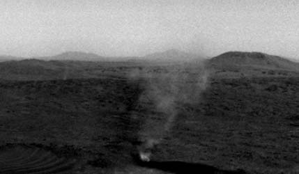 Марсоход Perseverance зафиксировал, как один пылевой дьявол поглотил другого