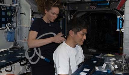 Астронавты на МКС: стрижка в невесомости — наука и товарищество в действии