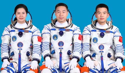 Экипаж «Шэньчжоу-19» покинул китайскую орбитальную станцию и возвращается на Землю