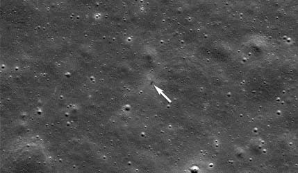 Снимок места падения японского лунного посадочного модуля ispace Hakuto-R Mission-2 Resilience с орбитального аппарата NASA LRO