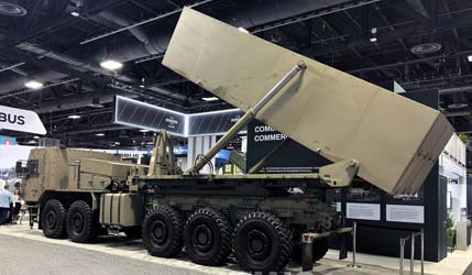 Демонстрационный образец мобильной пусковой платформы X-MAV компании Oshkosh Defense с четырьмя контейнерами для ракет Tomahawk, AUSA 2025