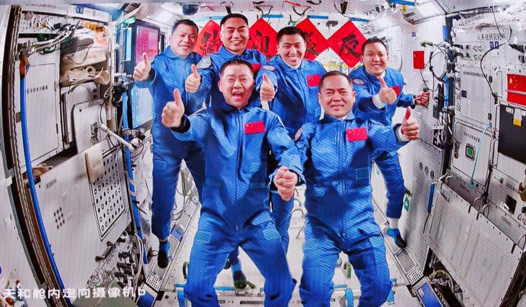 Китайский космический корабль с экипажем Shenzhou-21 прибыл на орбитальную станцию Tiangong 