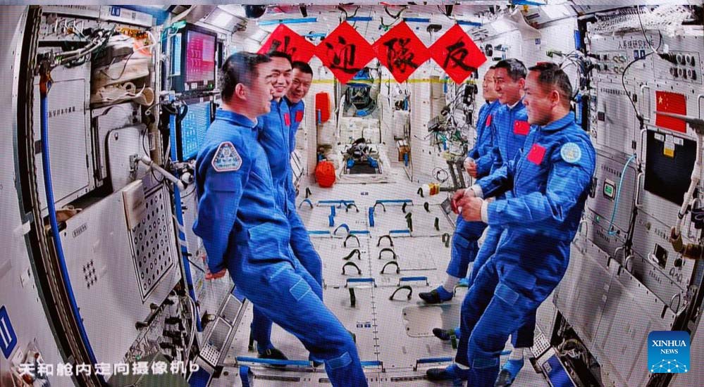 Встреча экипажей Shenzhou-20 и Shenzhou-21 на орбитальной станции Tiangong