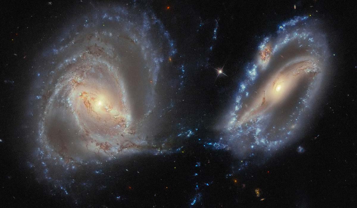 Arp-Madore 2339-661: галактический «танец» или тройное столкновение