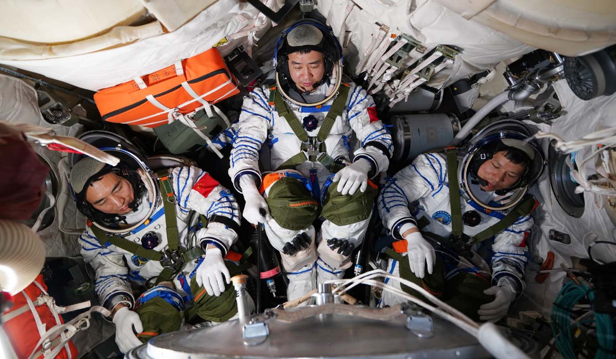 Китай отложил возвращение пилотируемого корабля «Шэньчжоу-20» из-за возможного столкновения с космическим мусором