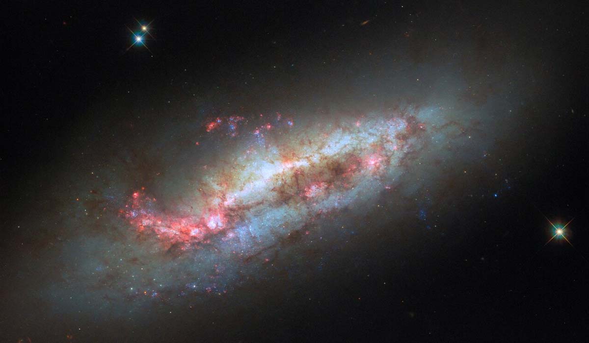 NGC 1511 — галактика после космического столкновения | Фото Hubble